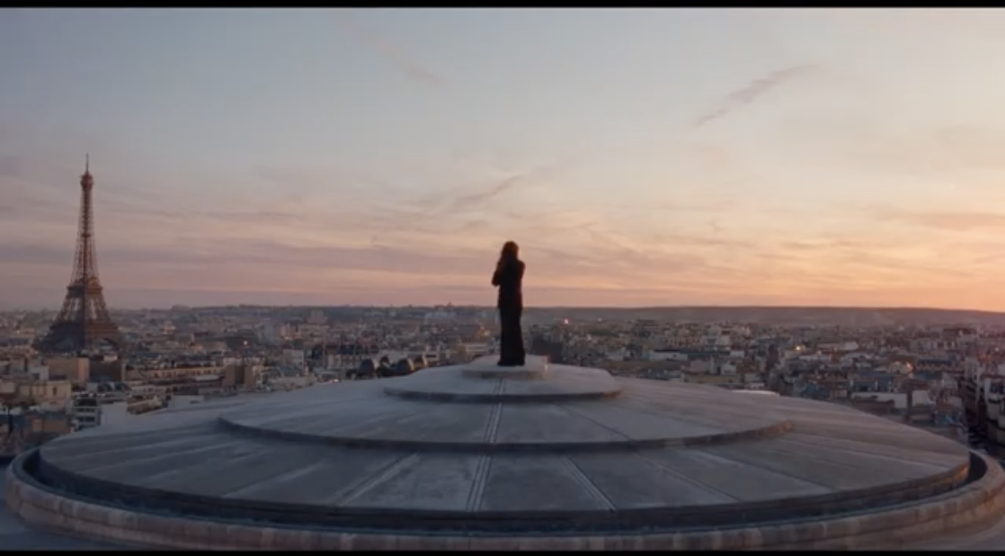 La Vie est Belle : Julia Roberts, seule, sur les toits de Paris