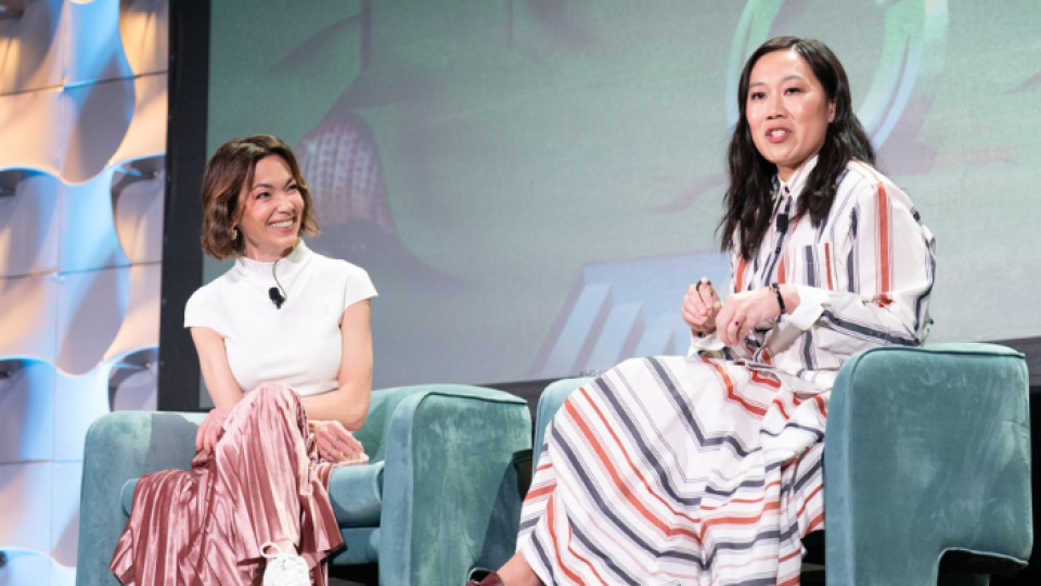 le Dr Priscilla Chan (à droite), et la journaliste américaine Emily Chang (à gauche), interviennent sur scène lors d'une session thématique intitulée « Un avenir sans maladie : conversation avec le Dr Priscilla Chan et Emily Chang sur la façon dont l'IA façonne la prochaine ère de la science » lors de la conférence et du festival SXSW 2025 au Austin Convention Center, le 12 mars 2025 à Austin, Texas. (Photo : SUZANNE CORDEIRO / AFP)