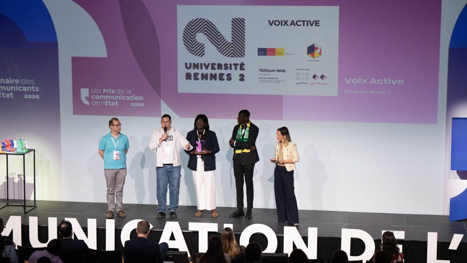Trois des étudiants du groupe de travail de l’Université Rennes 2, lauréats du Prix Nouveaux Regards et leur professeur, Dominique Bessières. © Cédric Bufkens /SIPA