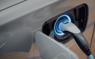 Voitures électriques : relocaliser l’extraction des métaux en Europe, un enjeu éthique et politique