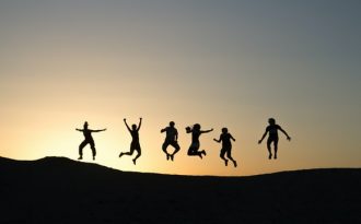 Se séparer des parents pour grandir : quelle marge pour les ados dans un monde connecté ?