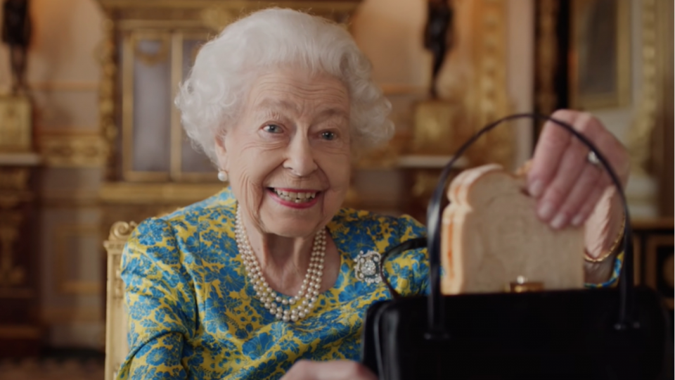 8 900 000 vues sur Youtube pour la reine Elisabeth et l'ours Paddington