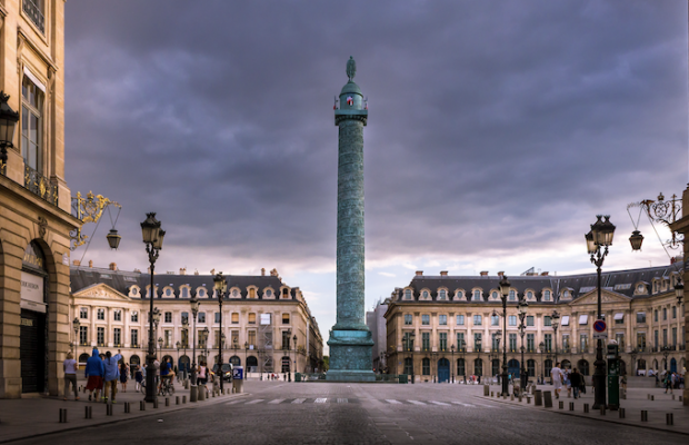 Le luxe à la française sacrifie-t-il sa morale sur l’hôtel du profit ? // Les grandes marques de luxe jouent-elles pleinement leur rôle de transformation sociétale ?