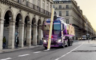 Pour promouvoir Griselda, Netflix équipe un camion d’une paille géante qui sniffe de la « coke » dans les rues de Paris