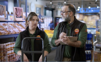 In the food for love : Rosa Paris répand la maladie d’amour dans les rayons de GRAND FRAIS